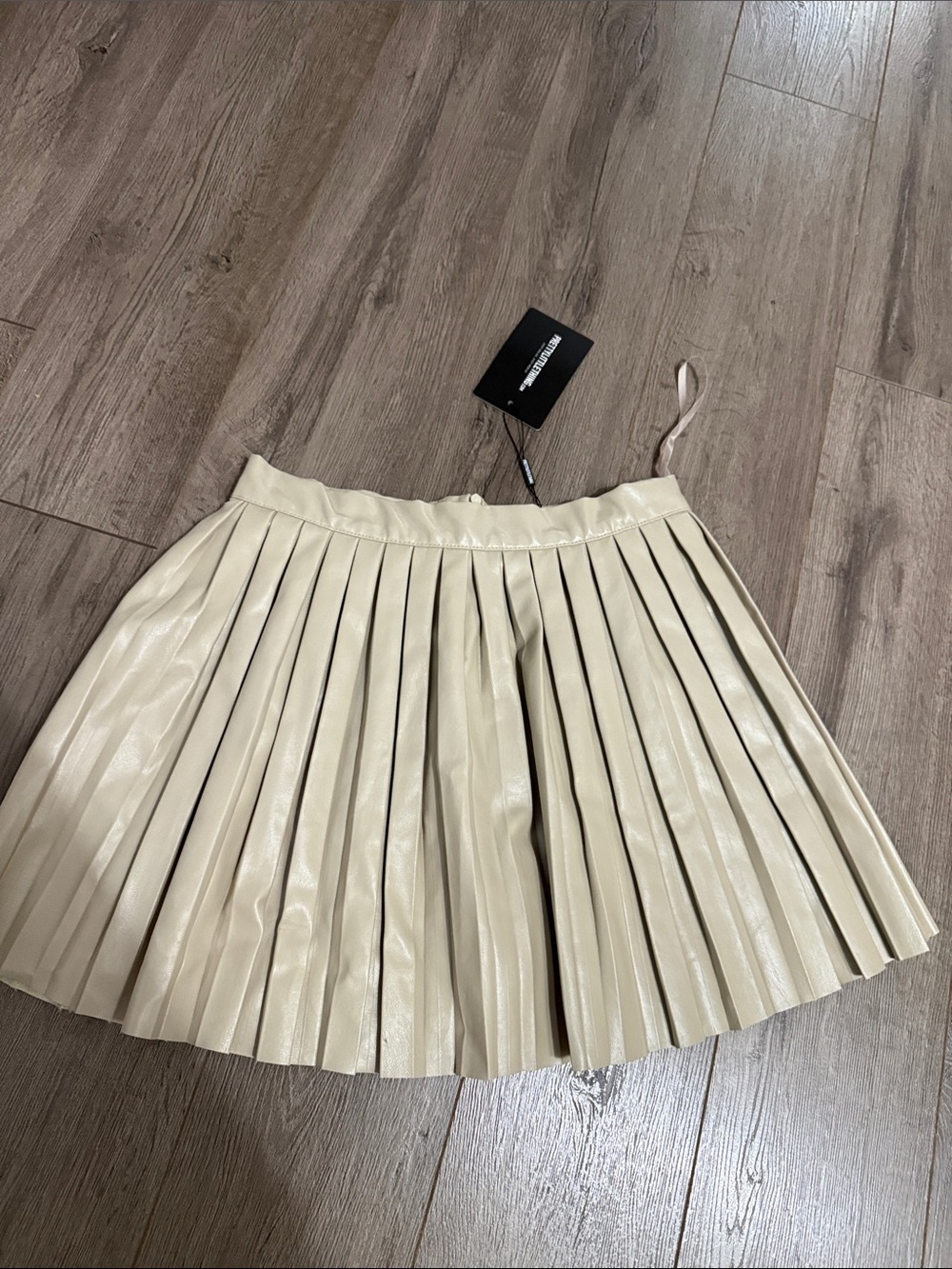 Prettylittlething faux leather pleated skirt US 6